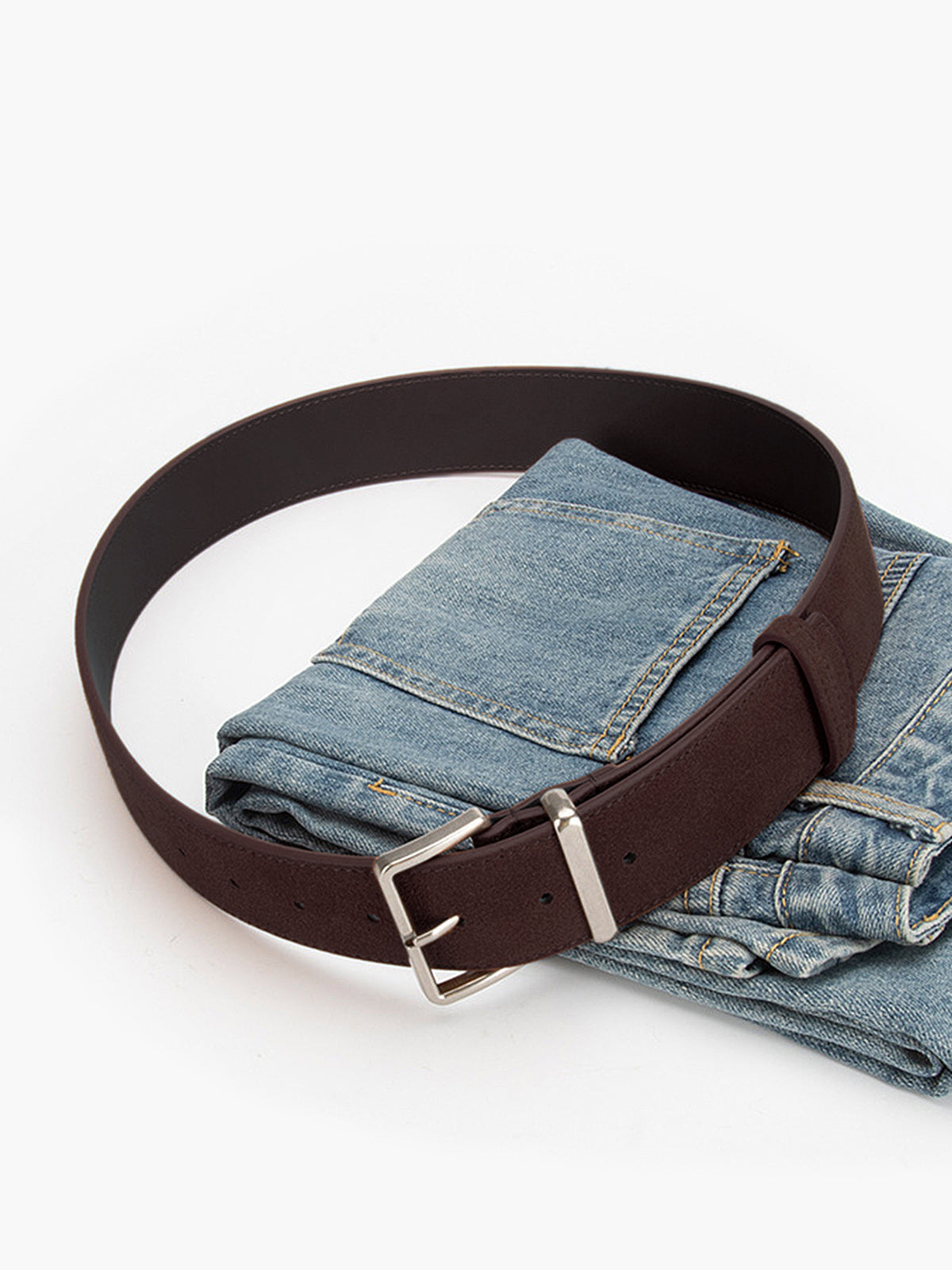 Taupe suède riem met grote gesp voor een trendy en verfijnde stijl