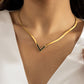 Luxe Goudkleurige V-Ketting met Zwarte Emaille – Elegant & Minimalistisch Des