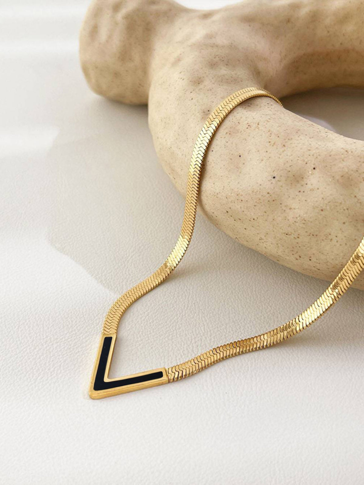 Luxe Goudkleurige V-Ketting met Zwarte Emaille – Elegant & Minimalistisch Des