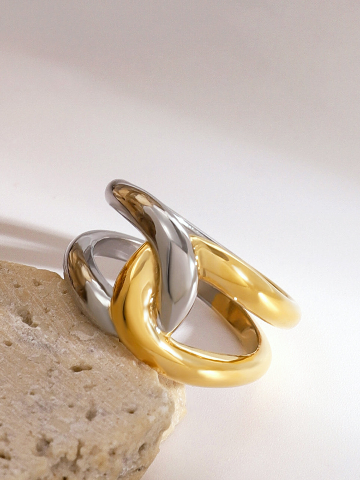 Elegante tweekleurige torsade ring