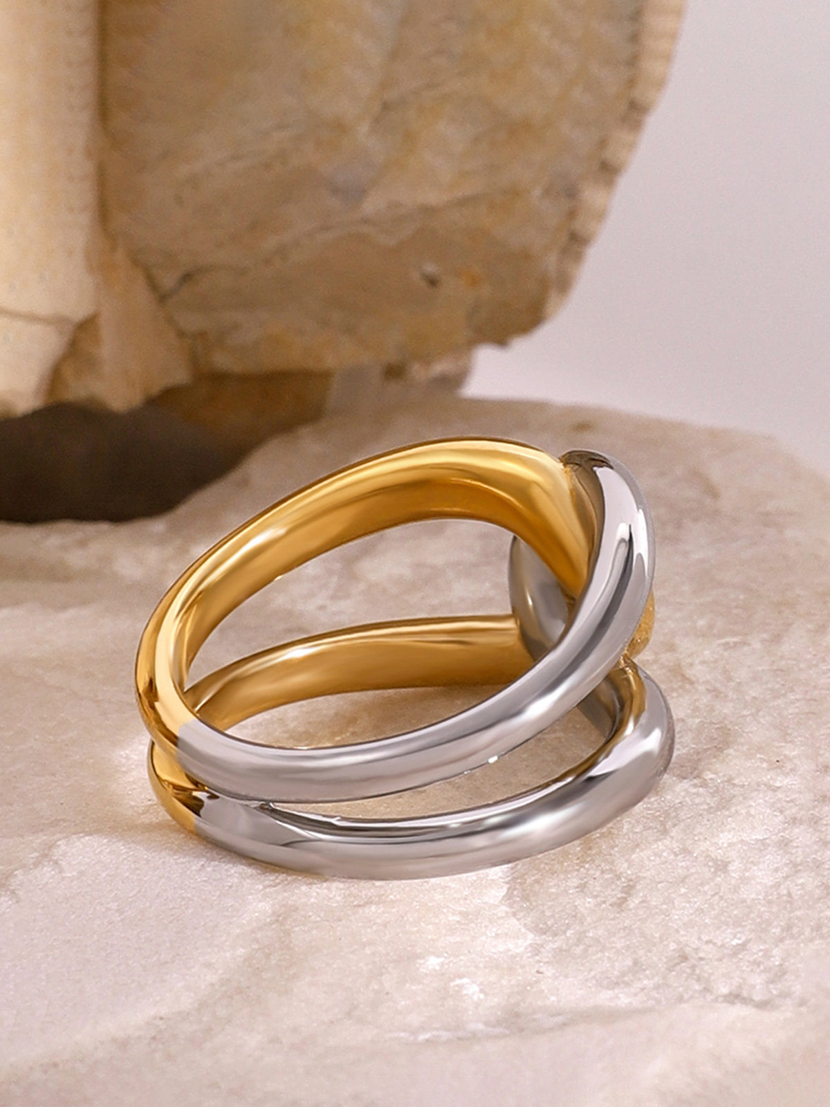Elegante tweekleurige torsade ring