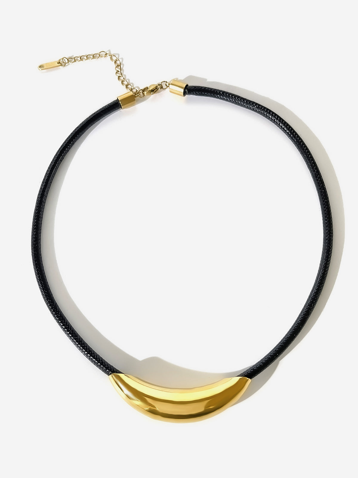 Choker en goudkleurige touw met elegant buisje