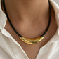 Choker en goudkleurige touw met elegant buisje