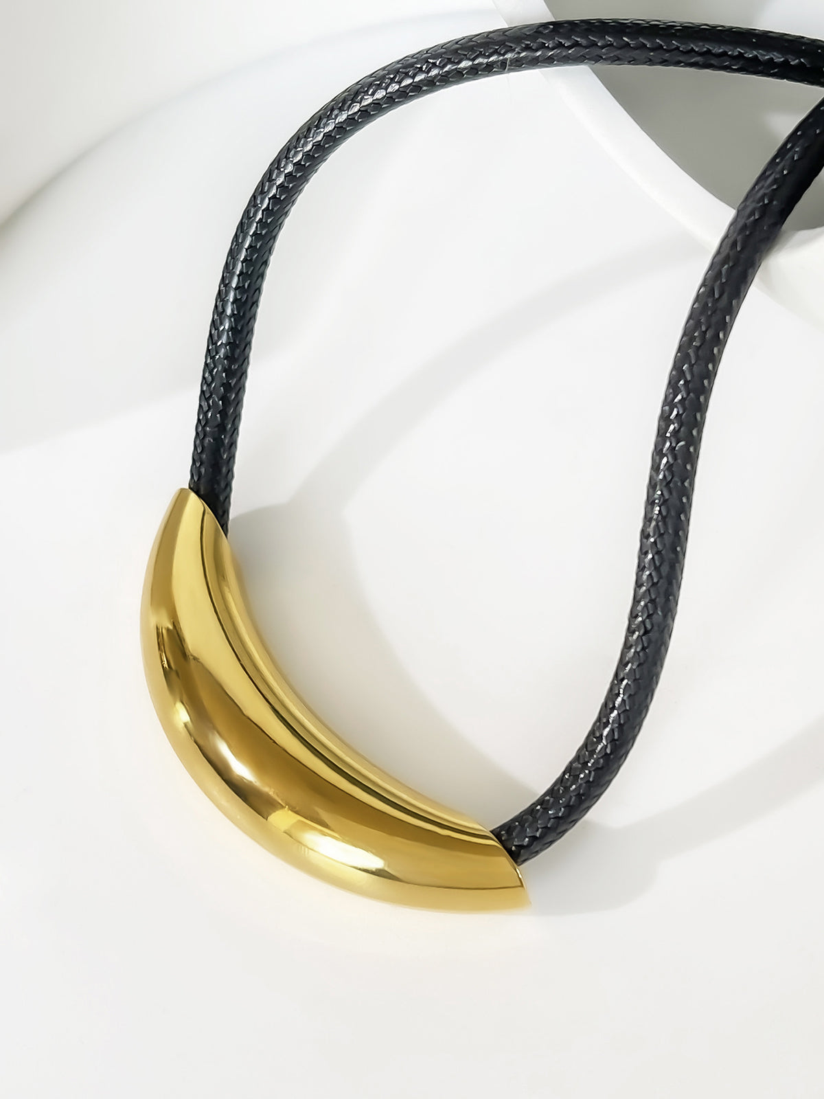 Choker en goudkleurige touw met elegant buisje
