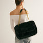 Elegante tas met grootruimte fuzzy-flap voor stijlvolle opbergruimte