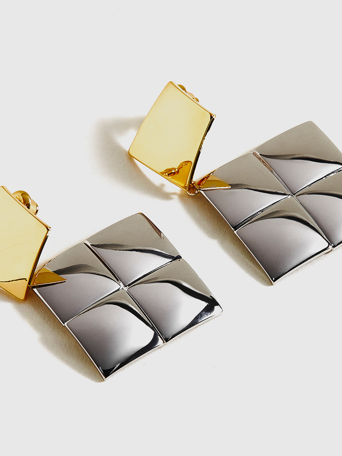 Vierkante oorbellen met contrasterende kleuren voor een gedurfde stijl