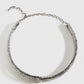 Retro metalen choker met tordelige textuur voor een unieke vintage stijl