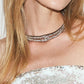 Retro metalen choker met tordelige textuur voor een unieke vintage stijl