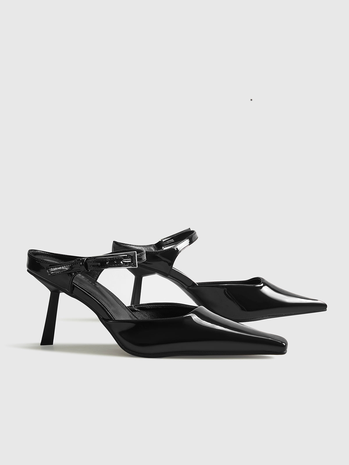 Hoge verharde hak schoenen met enkelband