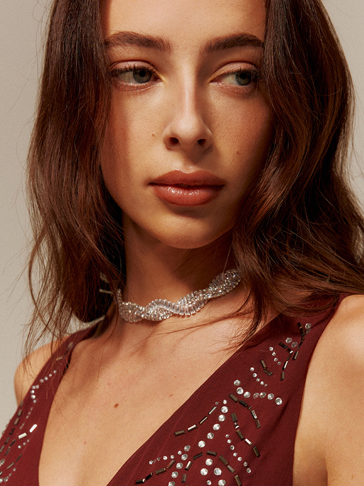 Rondoogketting met torsie en strass voor een glamoureuze en trendy uitstraling