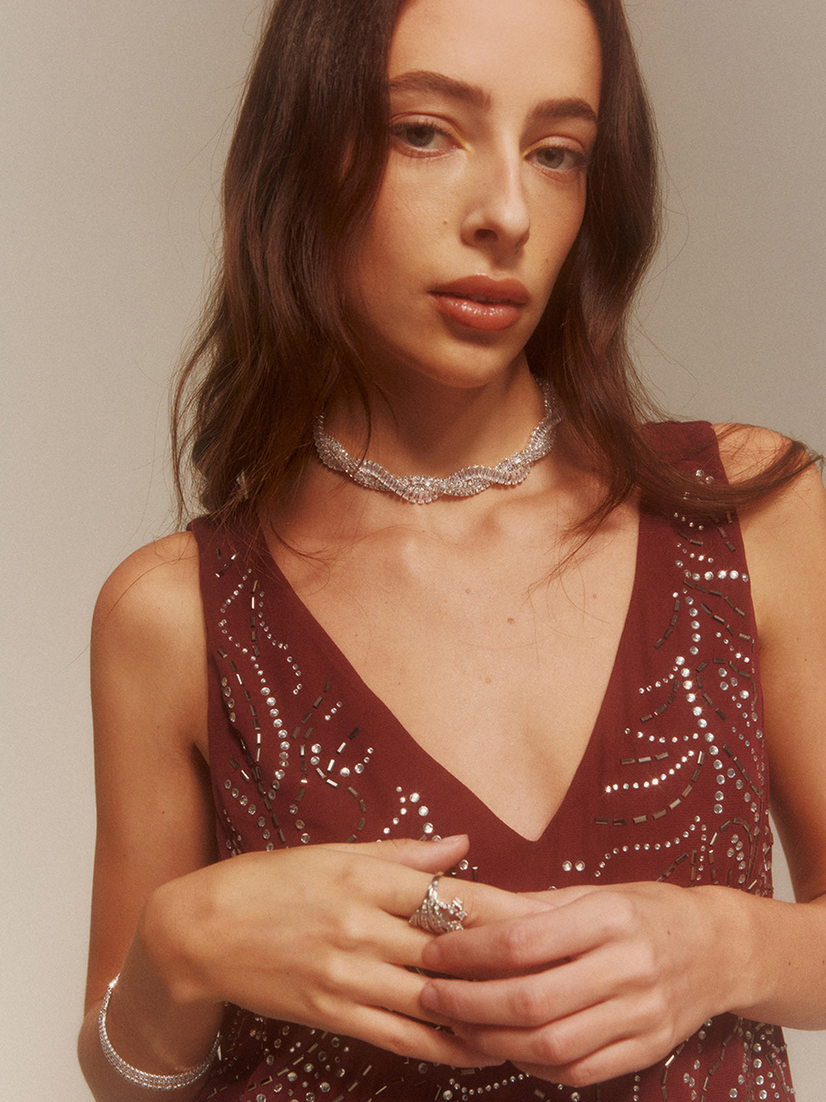 Rondoogketting met torsie en strass voor een glamoureuze en trendy uitstraling