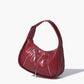 Trendy schoudertas met zachte ritssluiting en decoratief ontwerp onder de arm
