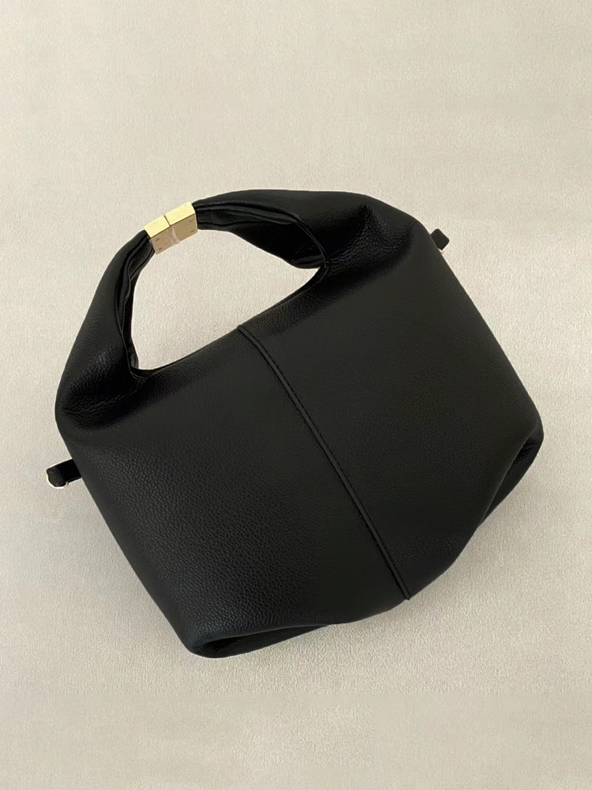 Chique Ronde Tas met Elegante Metalen Accenten