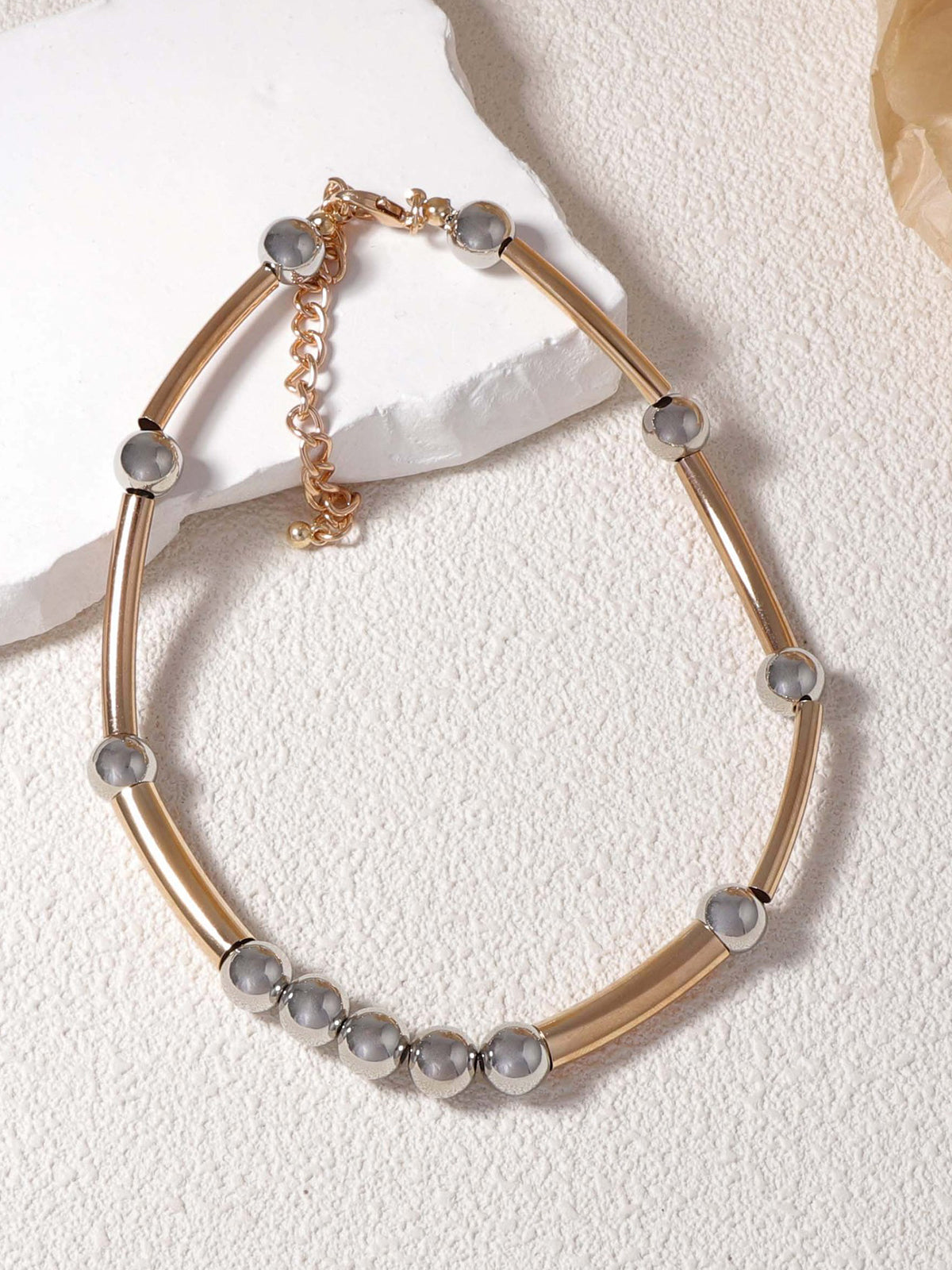 Elegante tweekleurige metalen ketting in minimalistisch design