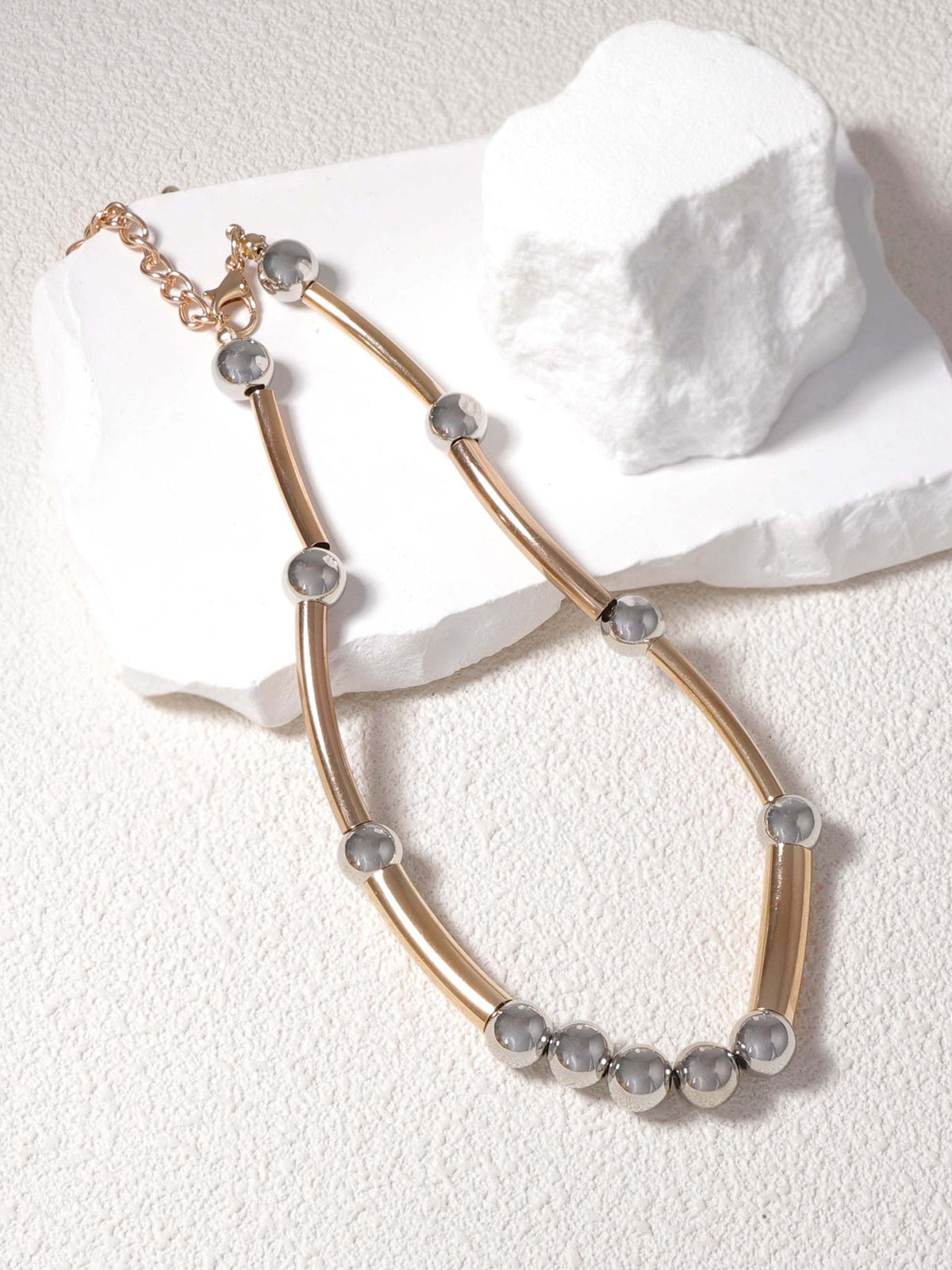 Elegante tweekleurige metalen ketting in minimalistisch design