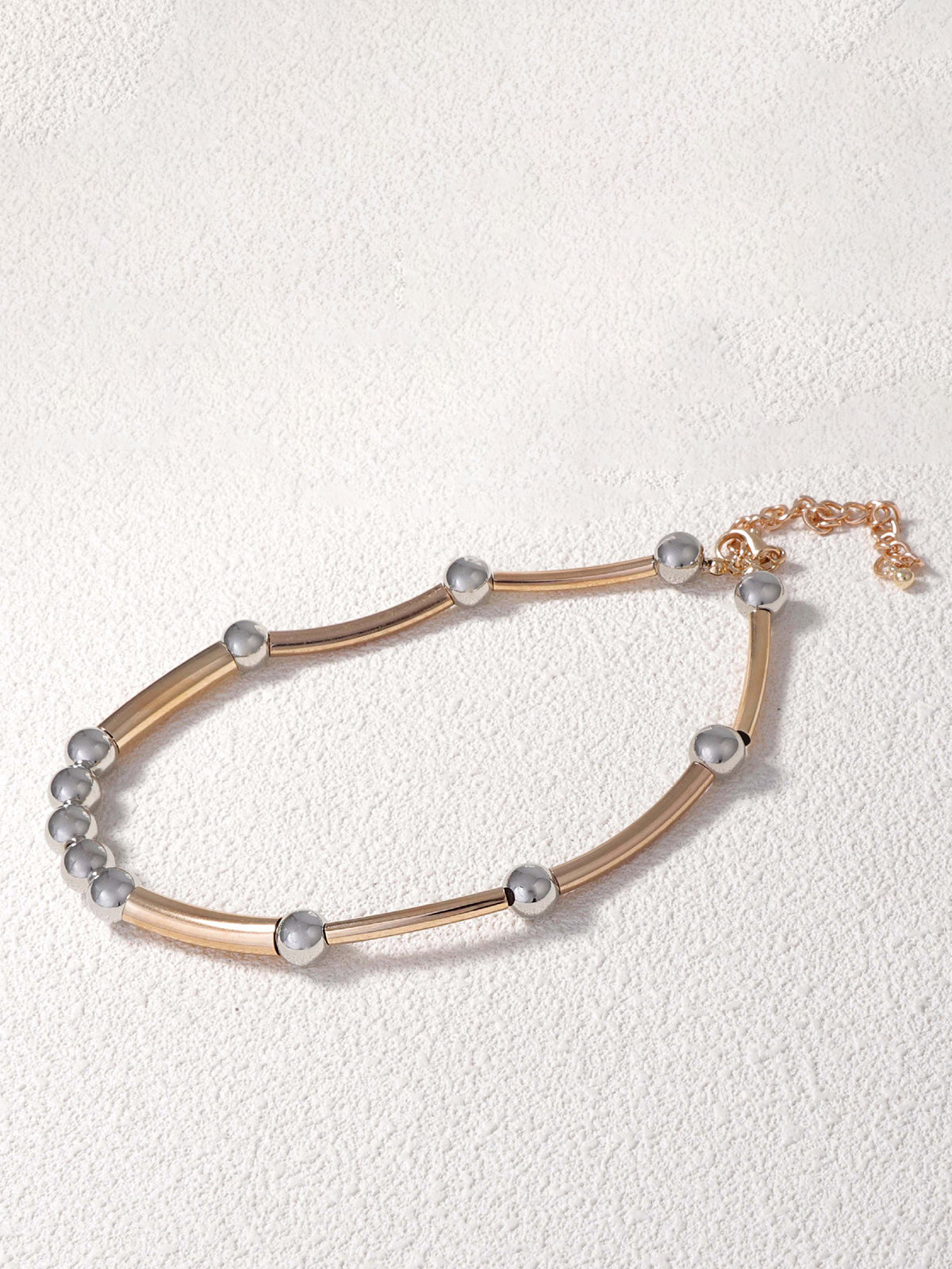 Elegante tweekleurige metalen ketting in minimalistisch design