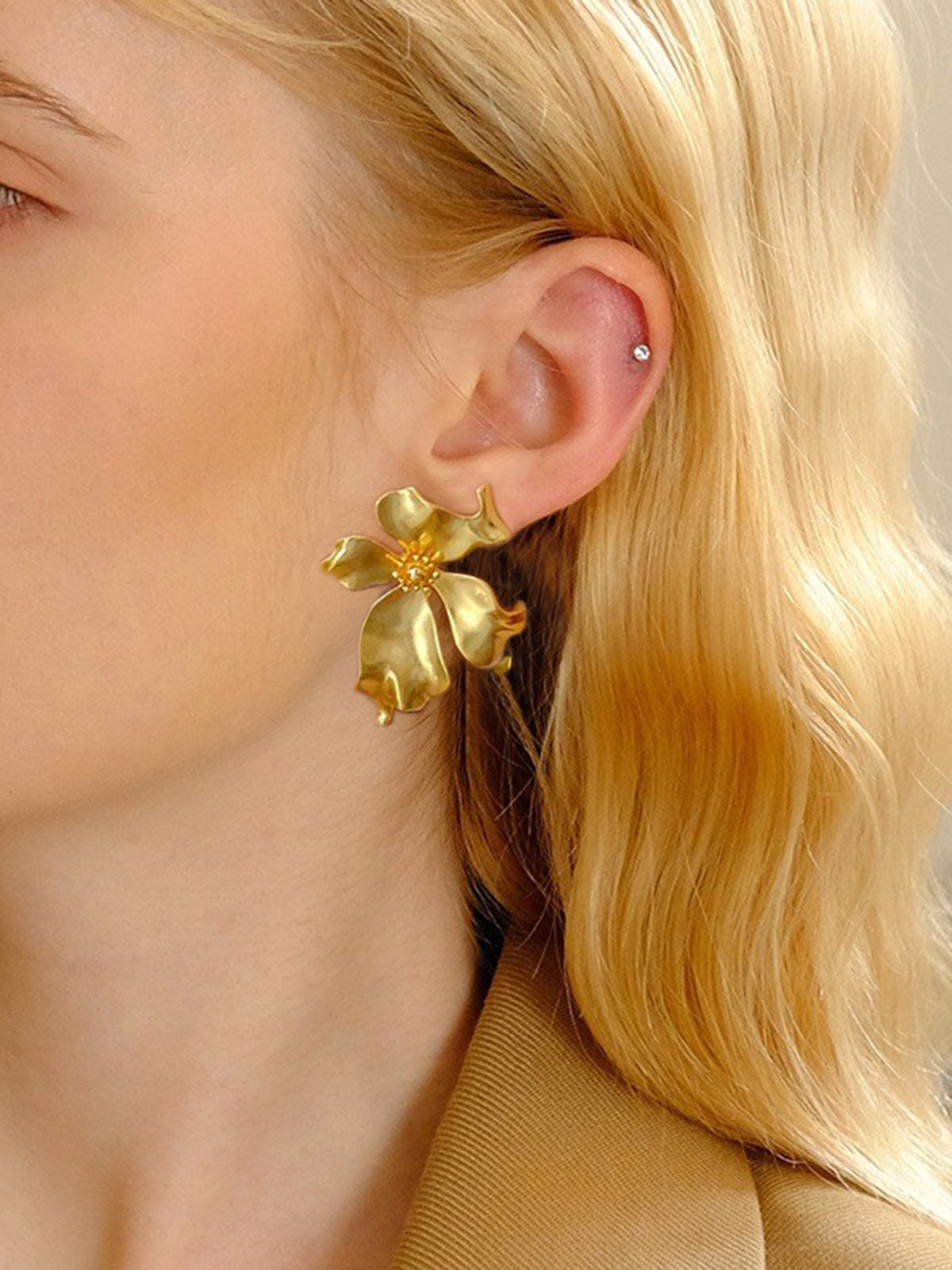 Prachtige metalen bloemenoorbellen voor een elegante uitstraling