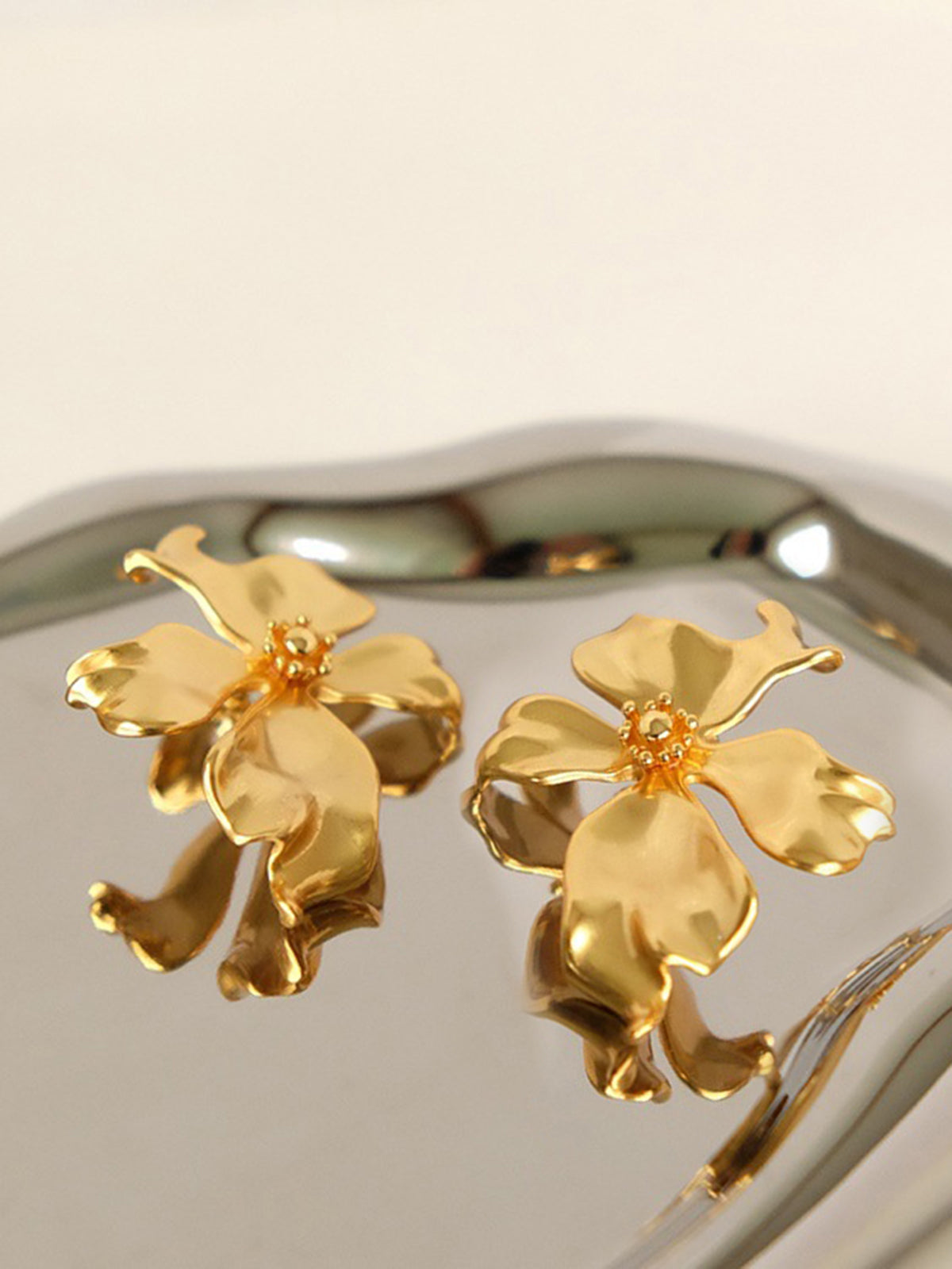 Prachtige metalen bloemenoorbellen voor een elegante uitstraling