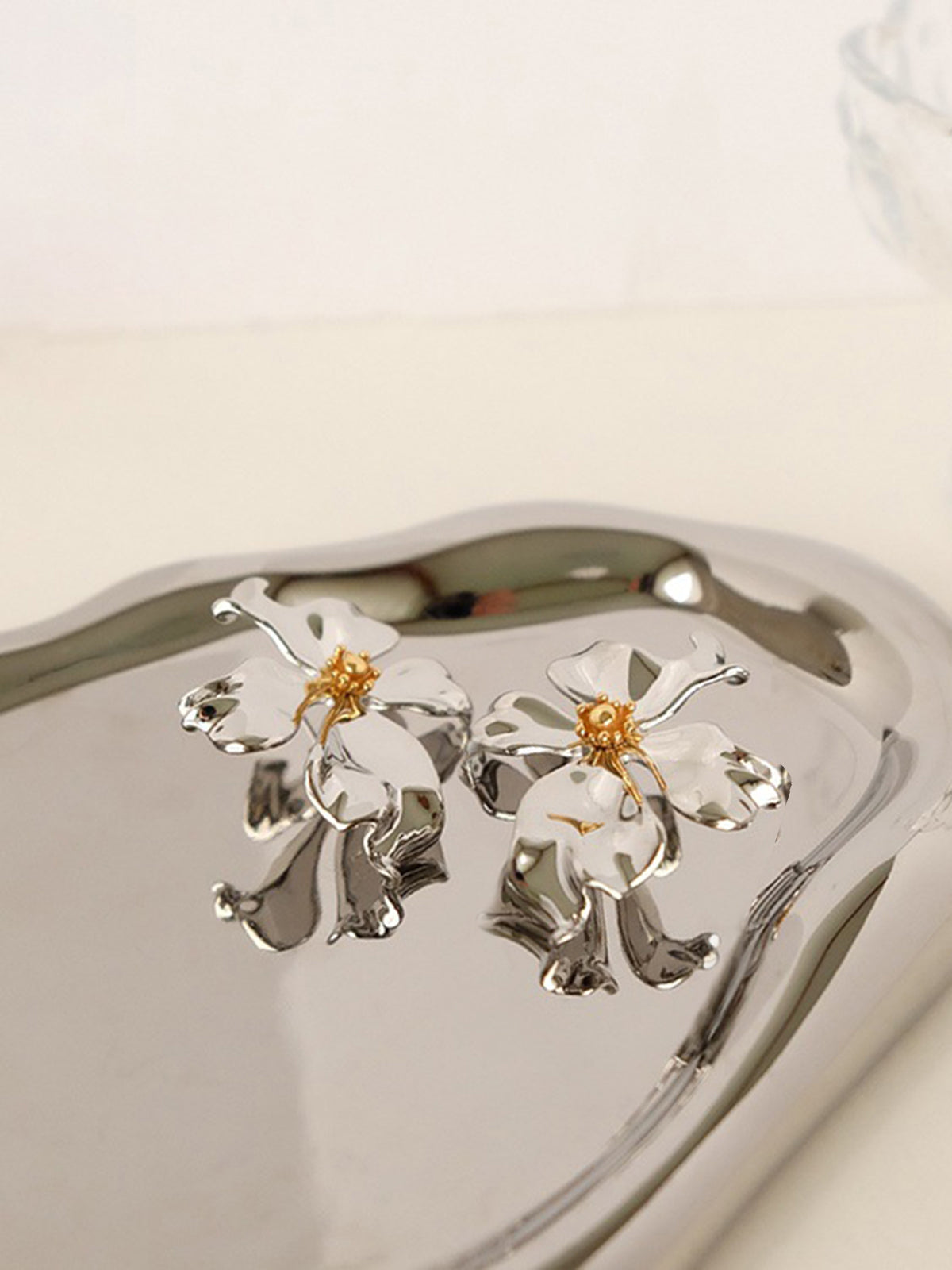 Prachtige metalen bloemenoorbellen voor een elegante uitstraling