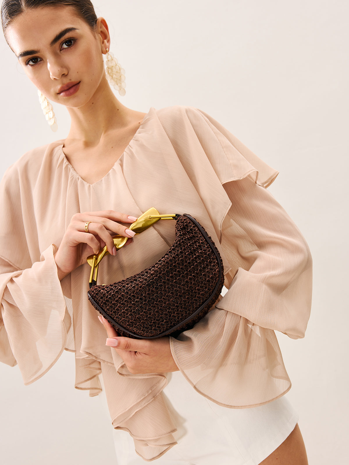 Elegante geweven handtas met een gedraaide gouden handel voor een vleugje luxe