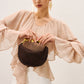Elegante geweven handtas met een gedraaide gouden handel voor een vleugje luxe