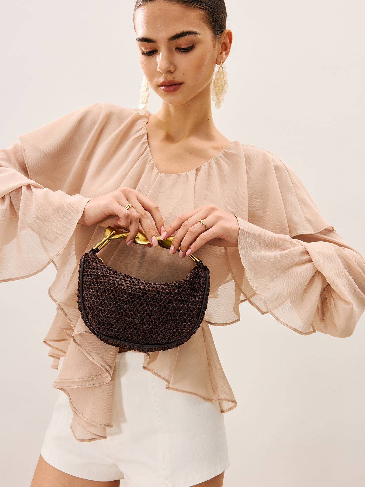 Elegante geweven handtas met een gedraaide gouden handel voor een vleugje luxe