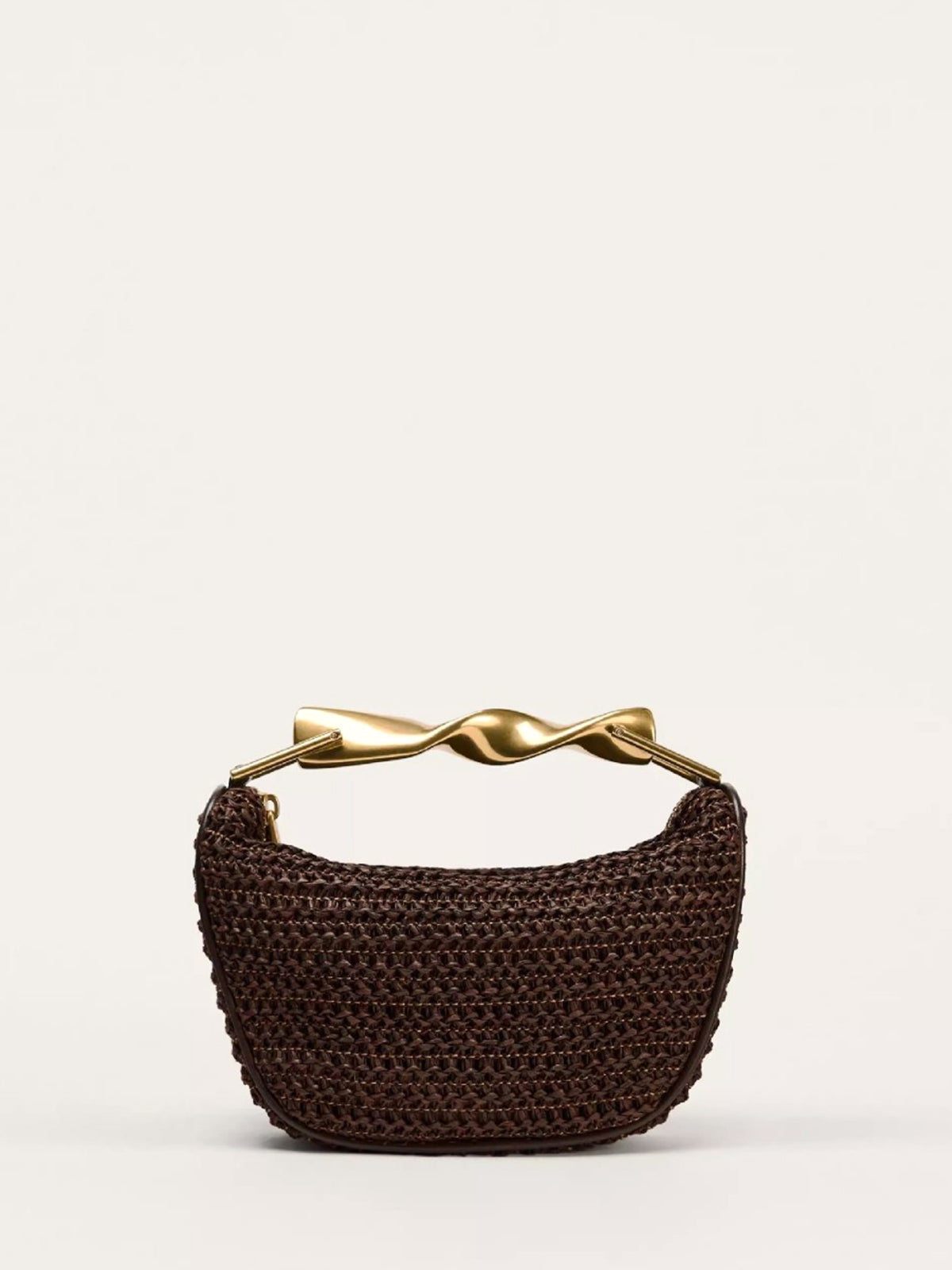 Elegante geweven handtas met een gedraaide gouden handel voor een vleugje luxe