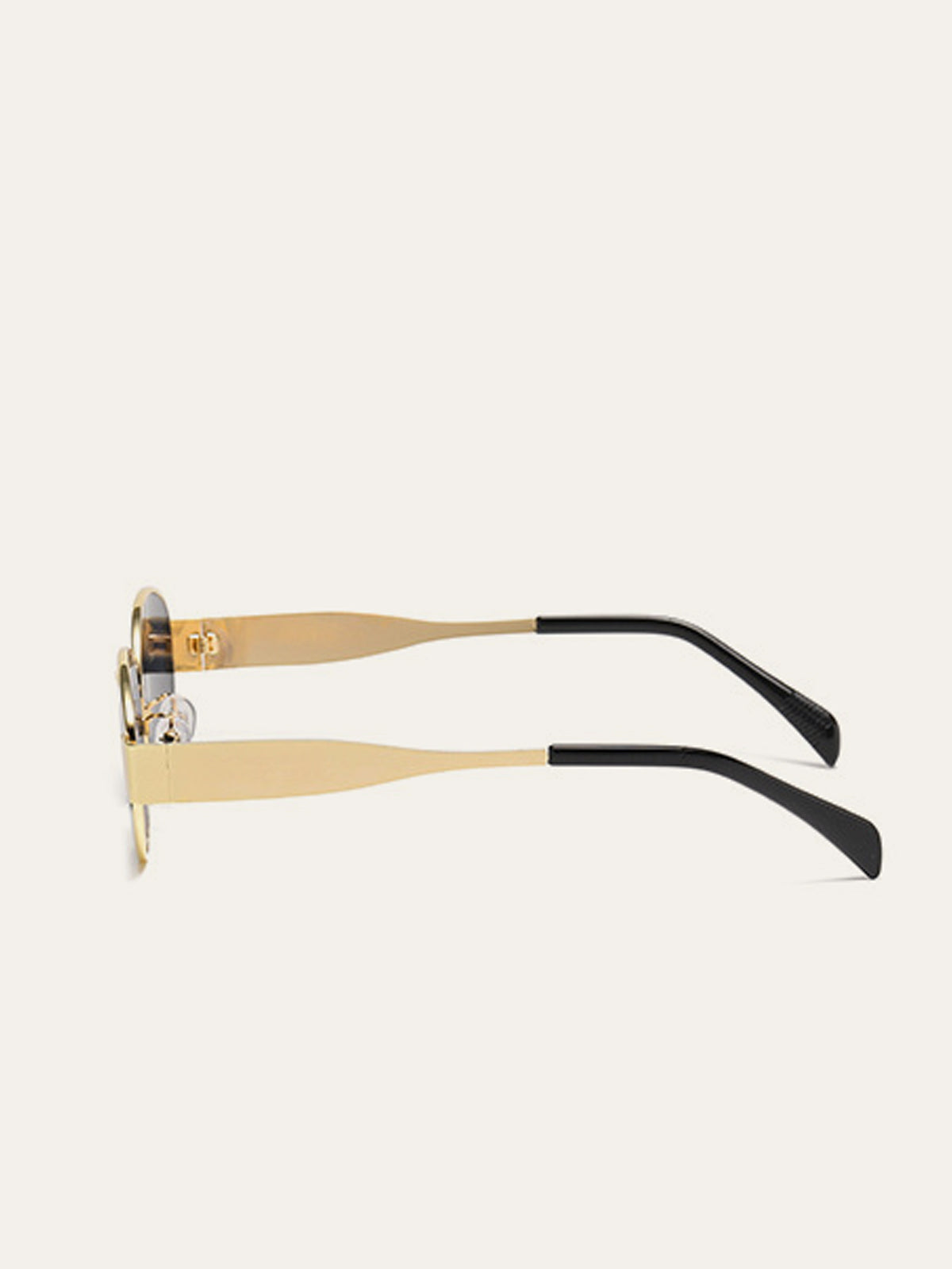 Elegante ovale zonnebril met gouden accenten