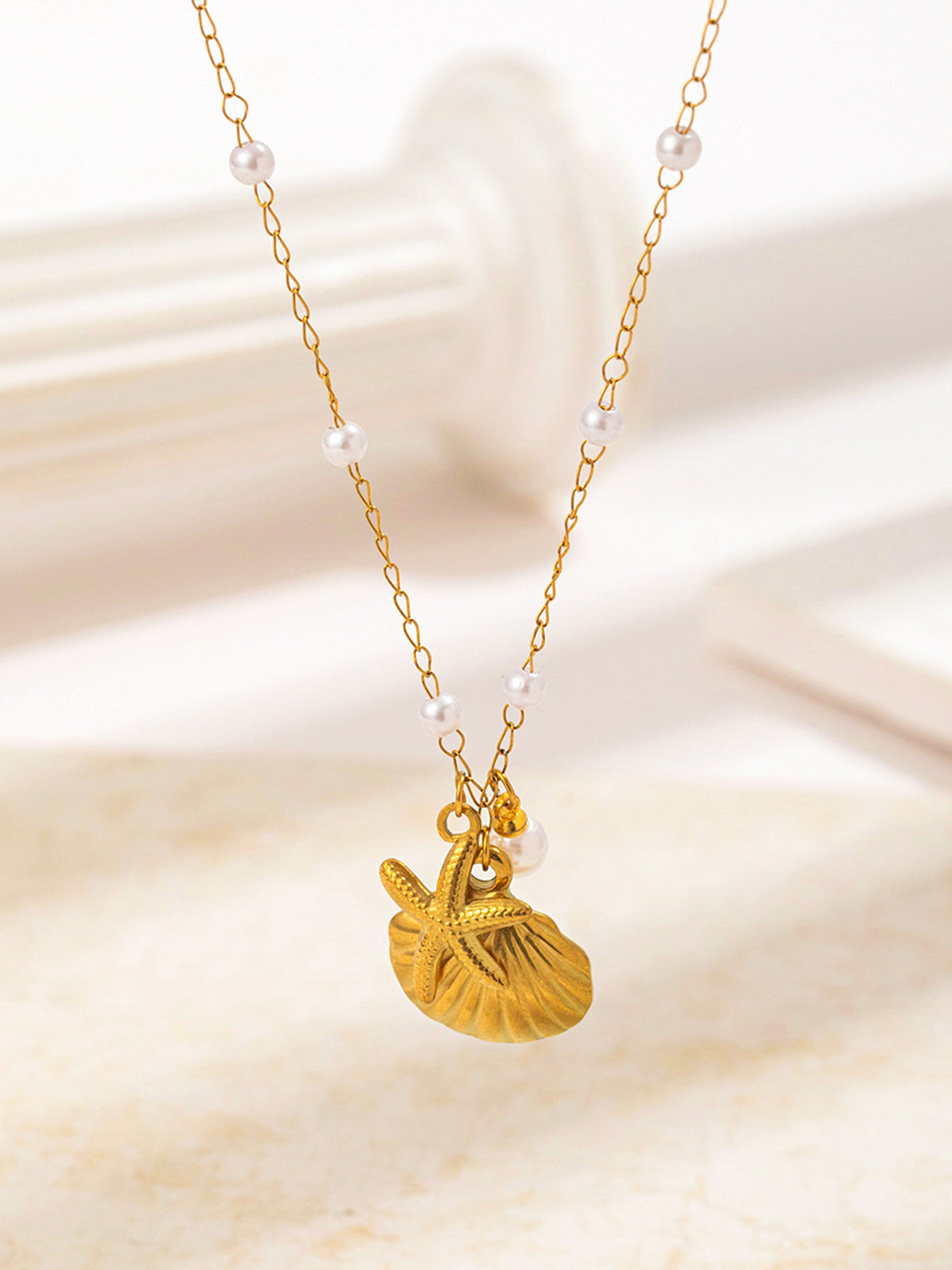 Chique gouden schelp- en zeesterrenhangers met elegante parels
