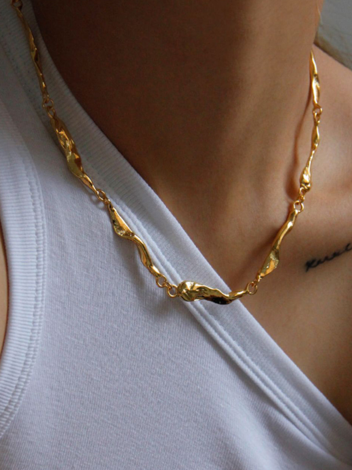 Prachtige gouden onregelmatige ketenstatementketting voor een gedurfde en elegante uitstraling