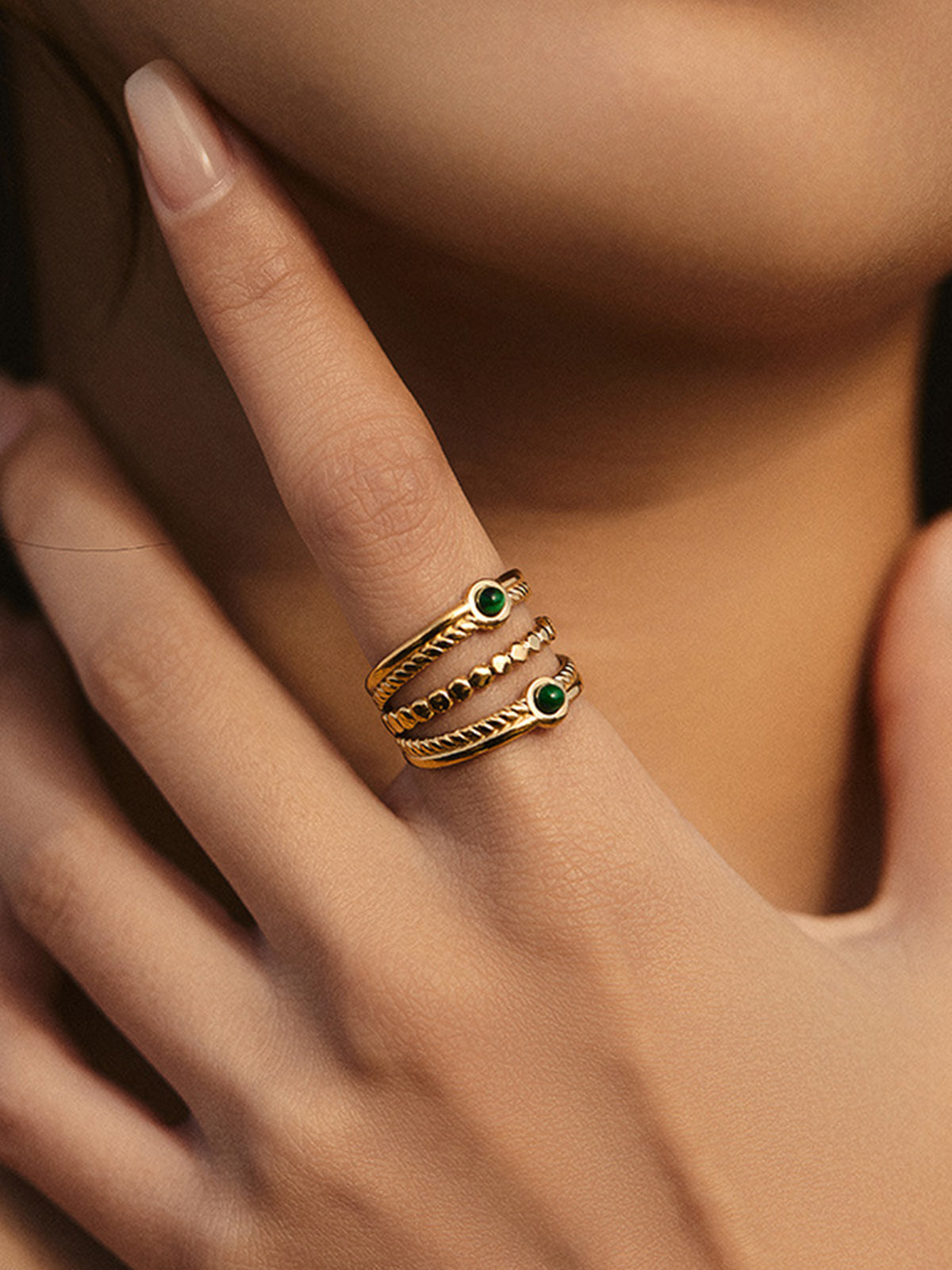 Oogent Smaragdaccent Multi-Band Gouden Ring – Elegante en Uniek Sieraad