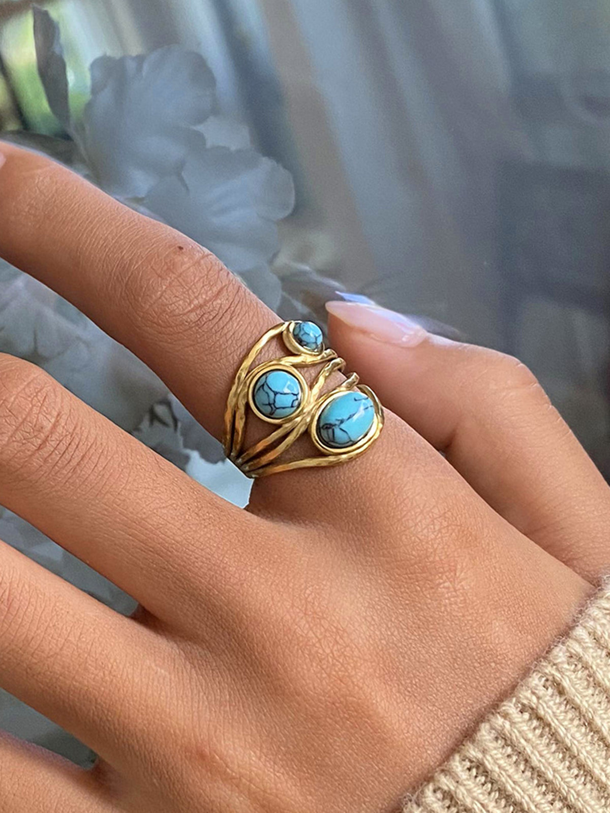 Gouden en zilveren ring met turquoise-inleg voor een elegante en verfijnde uitstraling