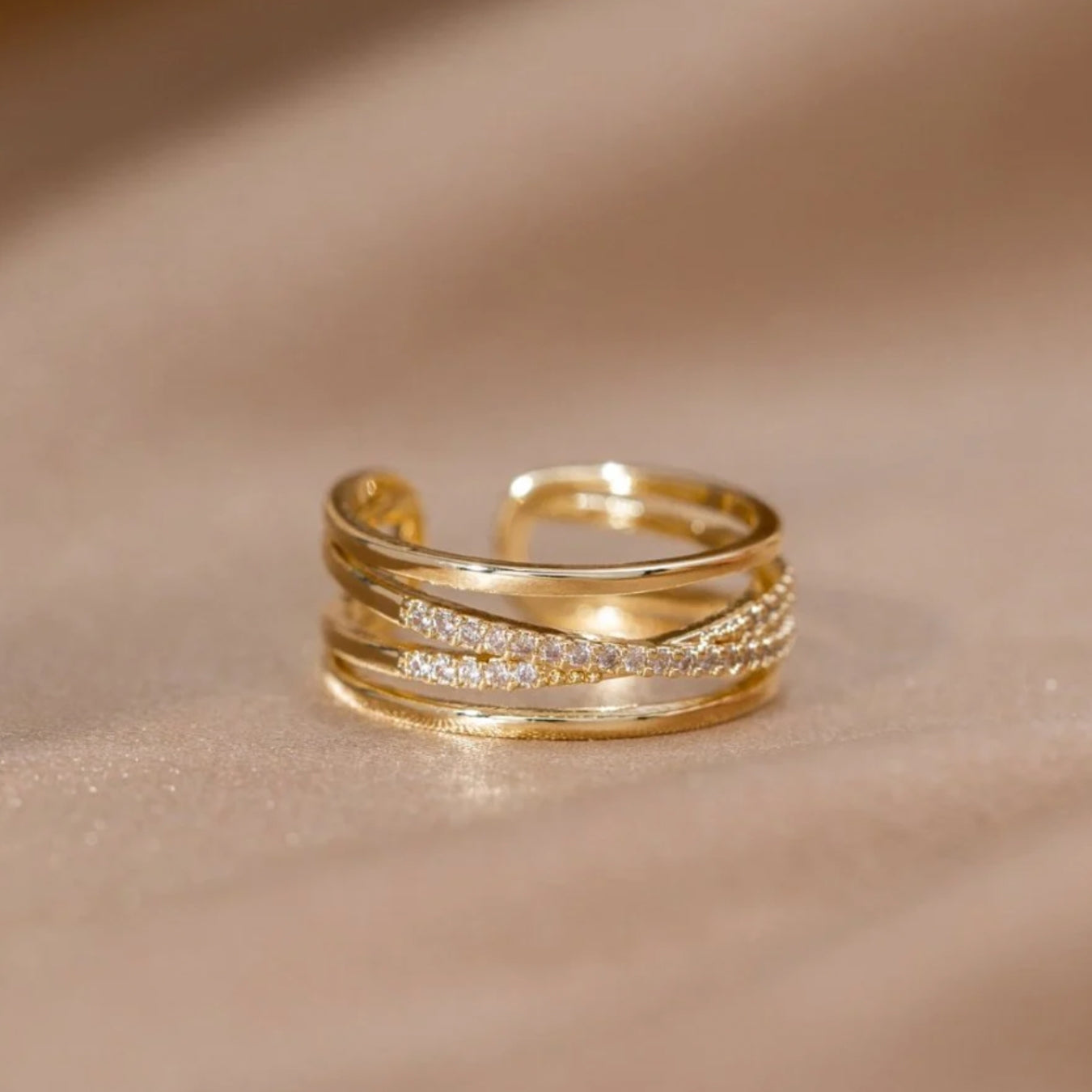 Verstelbare gouden kruisring met fonkelende zirconia