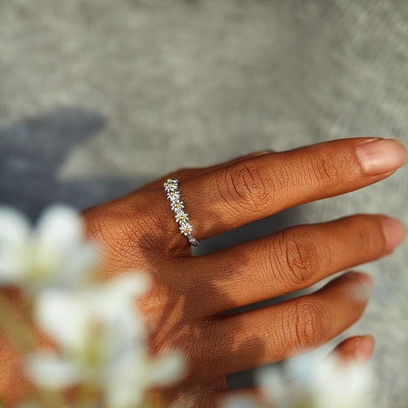 Verstelbare en geëmailleerde Daisy-ring van zilver