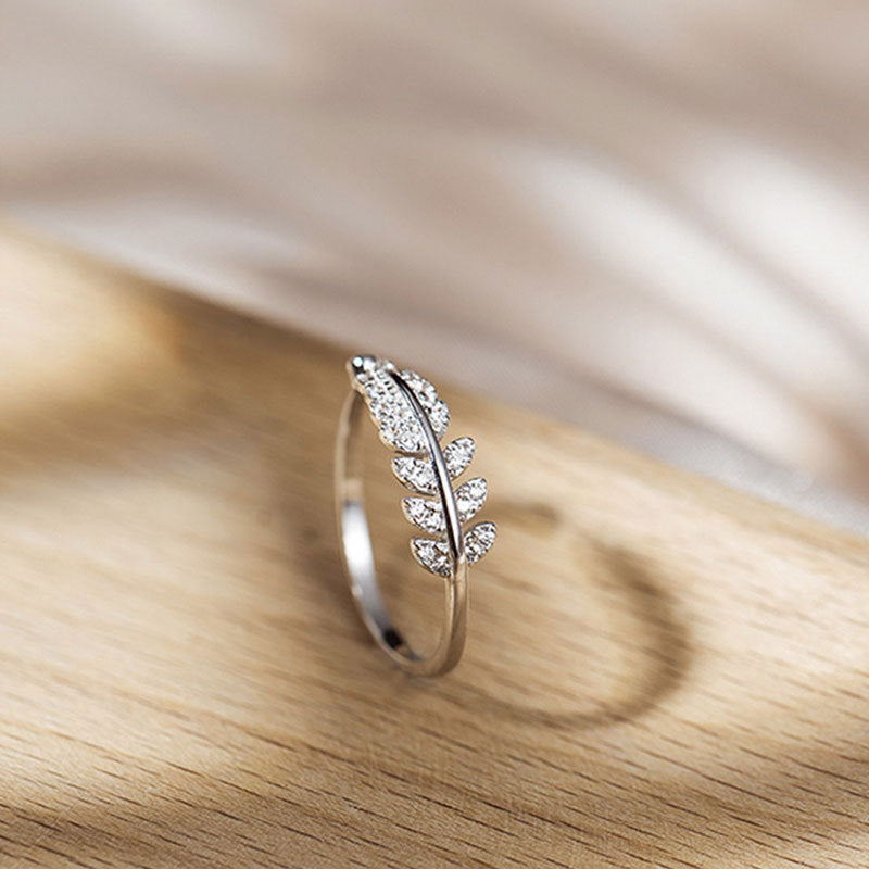 Verstelbare ring met heldergele groene varen in zilver