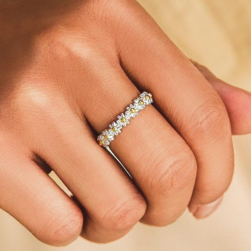 Verstelbare en geëmailleerde Daisy-ring van zilver