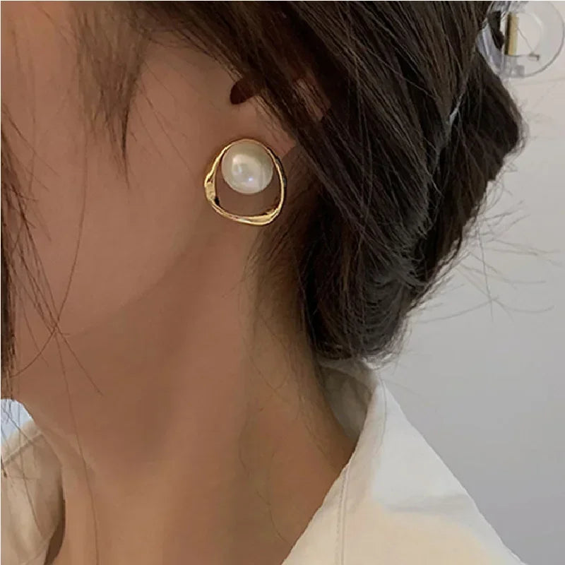 Gevangen Parel Oorbellen In Gouden Bezel Geven