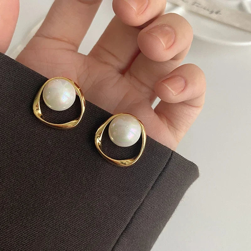 Gevangen Parel Oorbellen In Gouden Bezel Geven