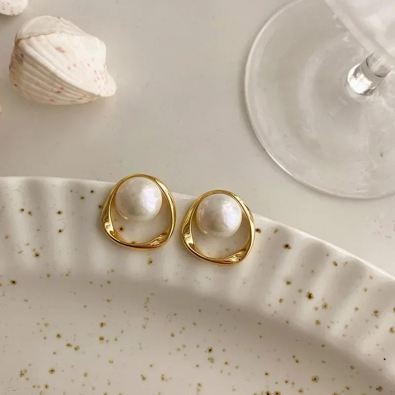 Gevangen Parel Oorbellen In Gouden Bezel Geven
