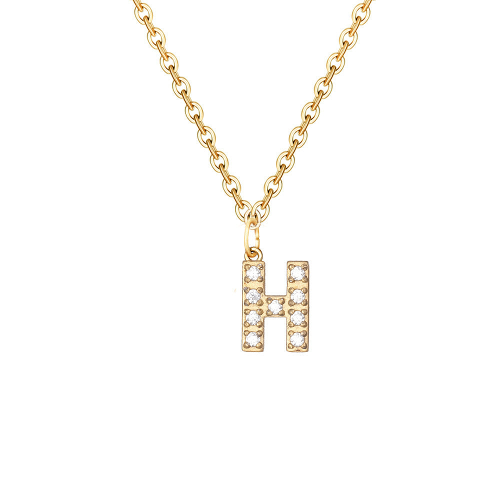 Elegante halsketting met letter en glanzende elementen voor een uitzonderlijke stijl