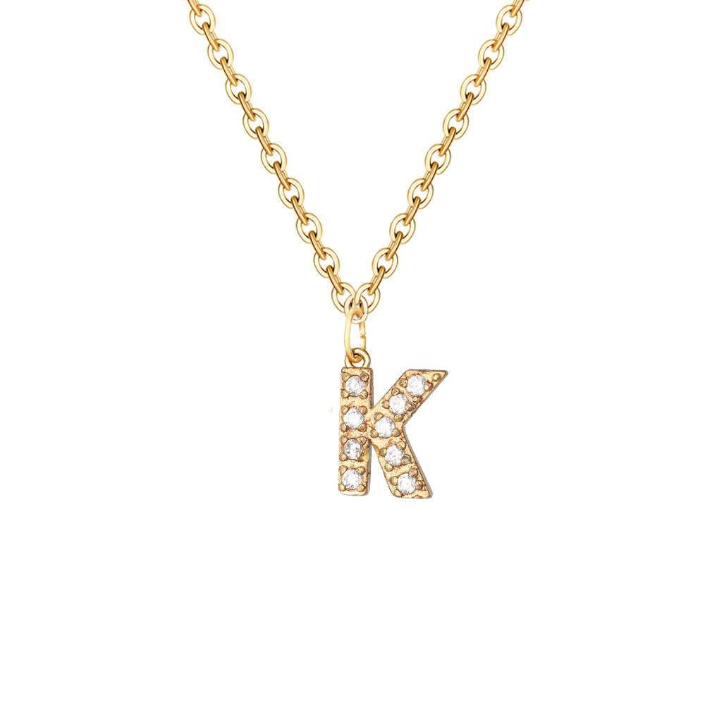 Elegante halsketting met letter en glanzende elementen voor een uitzonderlijke stijl