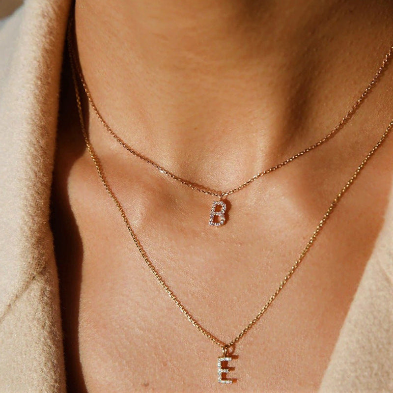 Elegante halsketting met letter en glanzende elementen voor een uitzonderlijke stijl