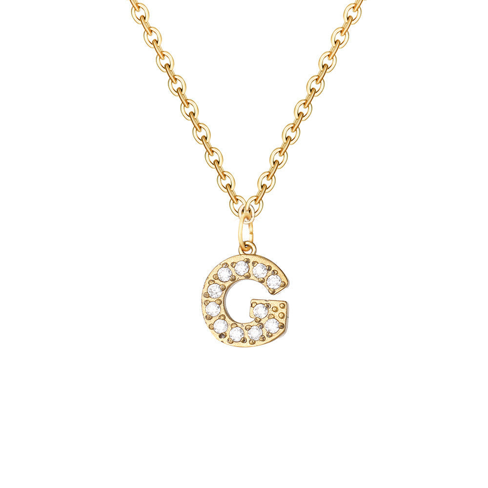 Elegante halsketting met letter en glanzende elementen voor een uitzonderlijke stijl