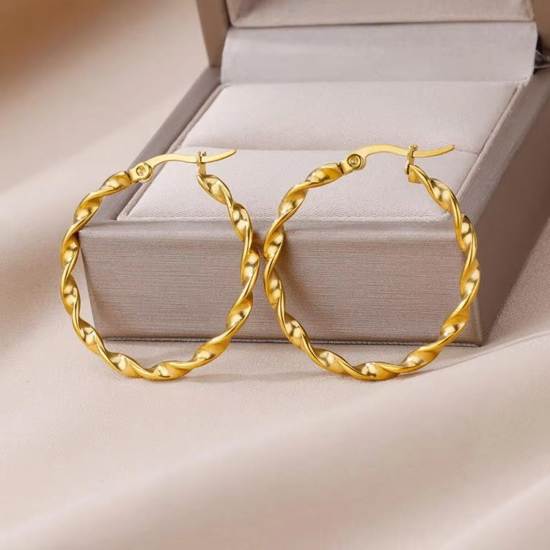 Elegante Gedraaide Gouden Hoepel Oorbellen - Kelly voor een Chique Look
