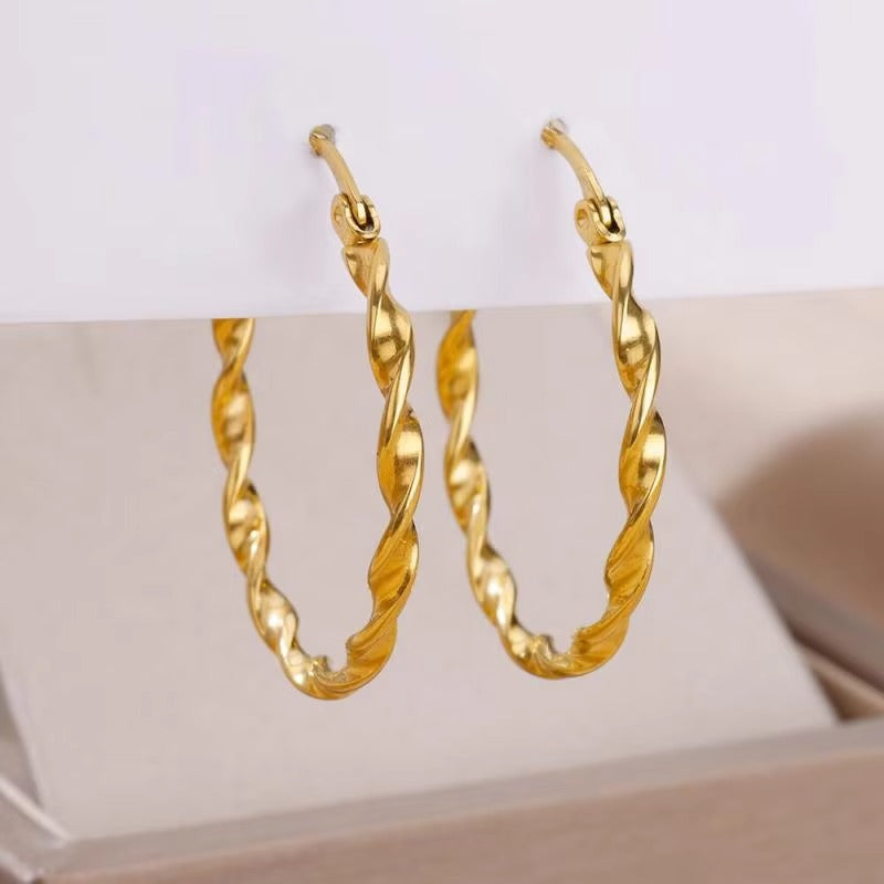 Elegante Gedraaide Gouden Hoepel Oorbellen - Kelly voor een Chique Look