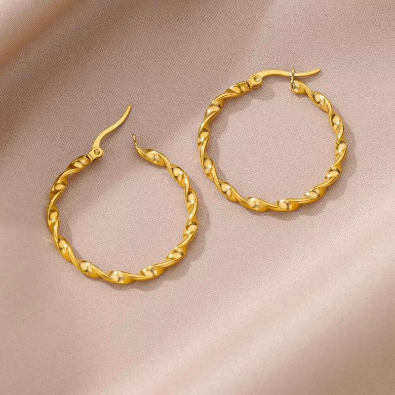 Elegante Gedraaide Gouden Hoepel Oorbellen - Kelly voor een Chique Look