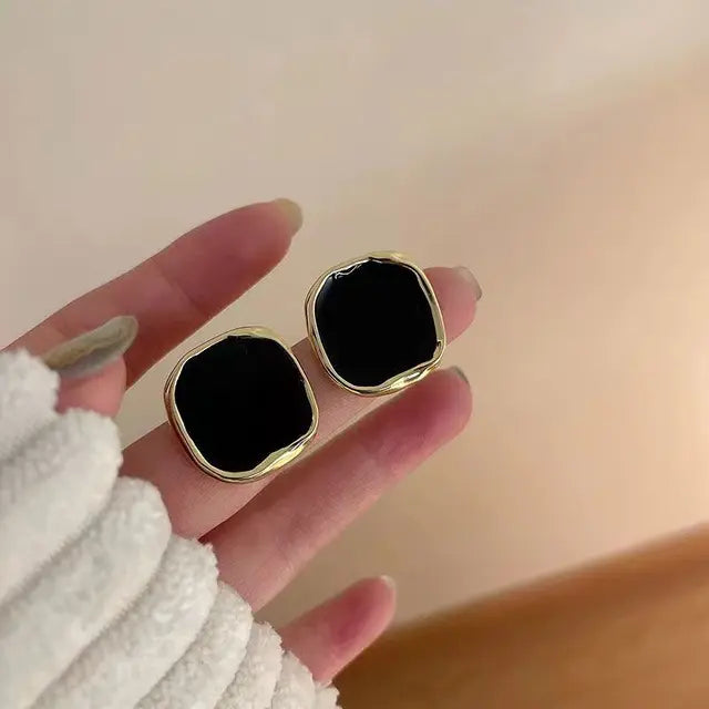 Gouden Oorbellen met Onyx en een Mystieke Touch