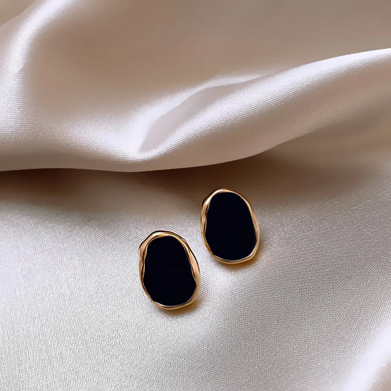 Gouden Oorbellen met Onyx en een Mystieke Touch