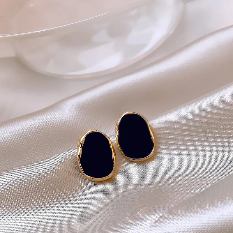 Gouden Oorbellen met Onyx en een Mystieke Touch