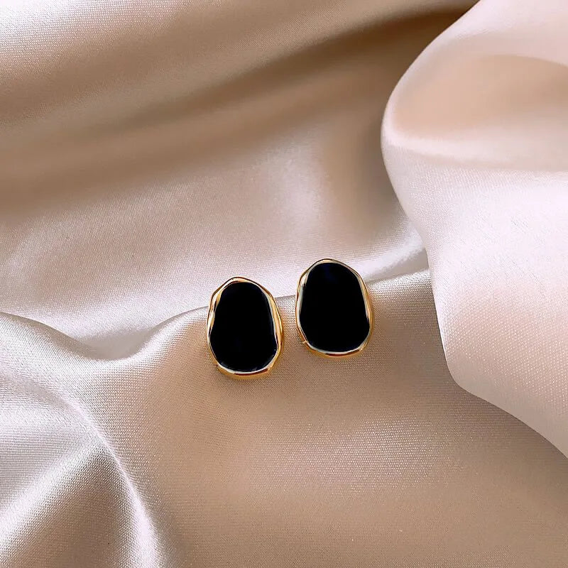 Gouden Oorbellen met Onyx en een Mystieke Touch